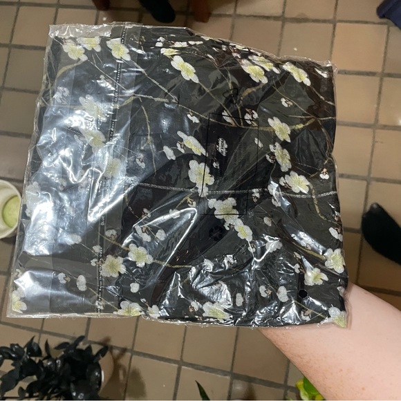 ONAM Fleur Scarf (in Night Botanical) - NWT - Picture 7 of 7